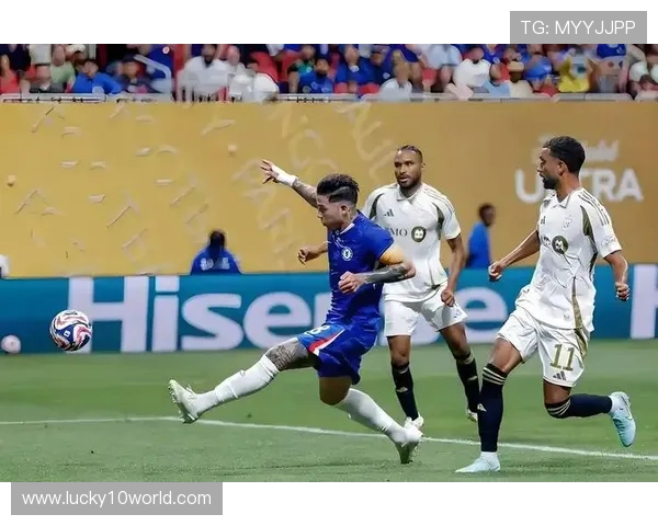 洛杉矶FC头号射手丹尼斯·布安加速度与突破能力考验对手防线