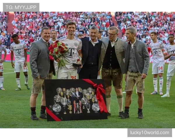 特写：在慕尼黑安联球场，球迷为即将告别的老将托马斯-穆勒起立鼓掌